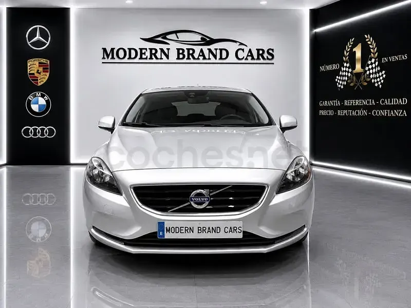 Usado Volvo V40 Momentum 120 CV (88 kW) 2018 Gris / plata Berlina