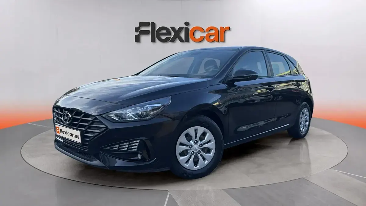 Usado Hyundai i30 110 CV (80 kW) 2022 Negro Berlina