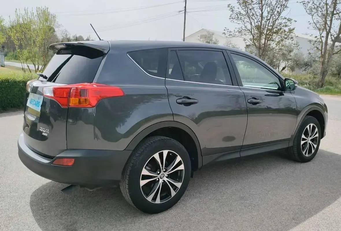 Używany Toyota RAV4 Advance 124 KM (91 kW) 2015 Szary SUV