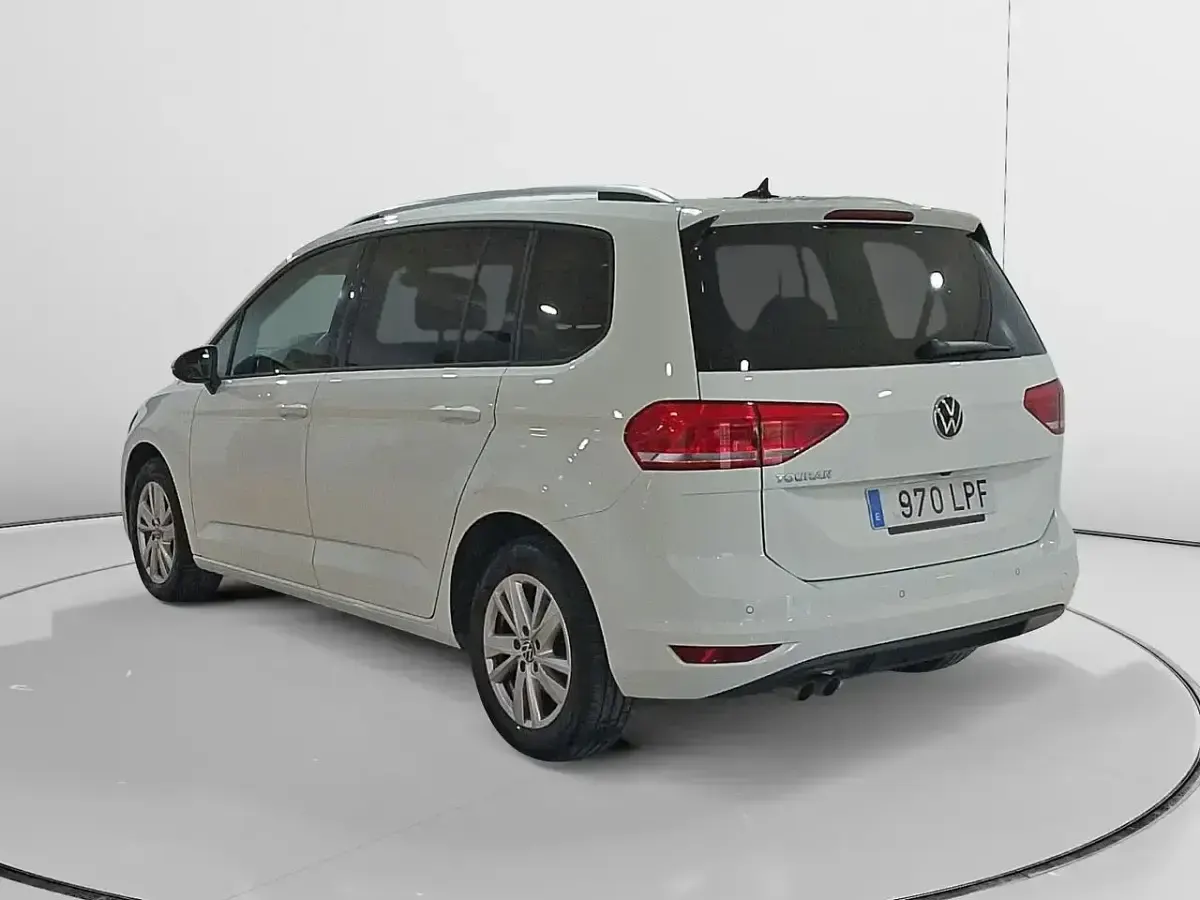 Usado VW Touran Advance 150 CV (110 kW) 2021 Blanco Monovolumen