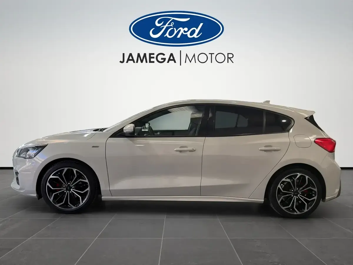 Usado Ford Focus ST-Line X 125 HP (91 kW) 2021 Branco Sedan