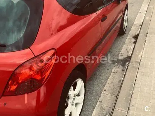 Usado Peugeot 207 70 CV (51 kW) 2007 Rojo Berlina