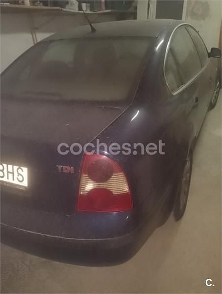 Azul Usado 2001 VW Passat Trendline Berlina | 1000 € (Super precio) - Imagen 1/4