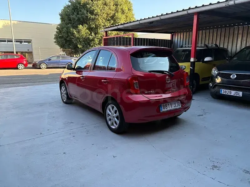 Usado Nissan Micra Tekna 80 CV (58 kW) 2015 Granate Utilitario