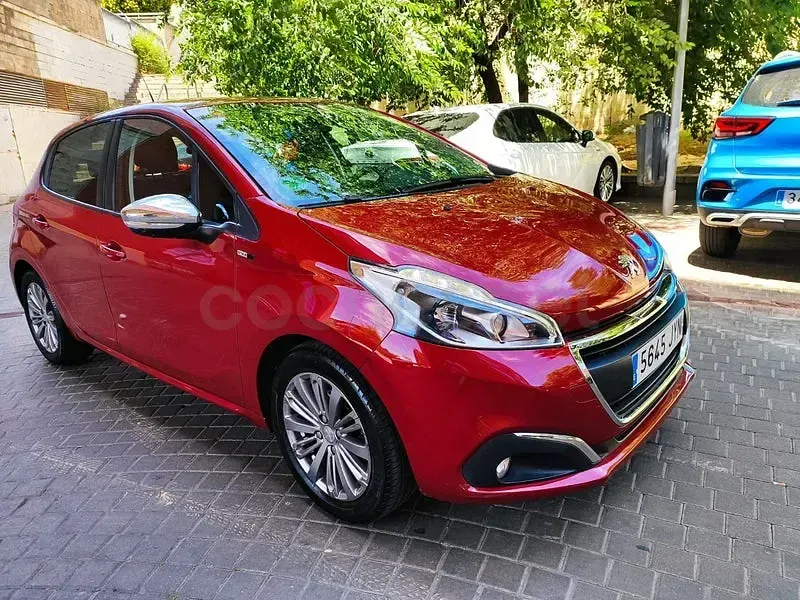 Usado Peugeot 208 Style 82 CV (60 kW) 2017 Granate Utilitario