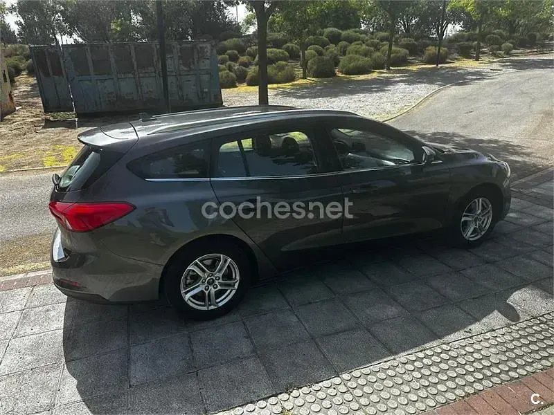 Usado Ford Focus Trend 120 CV (88 kW) 2021 Marrón Familiar
