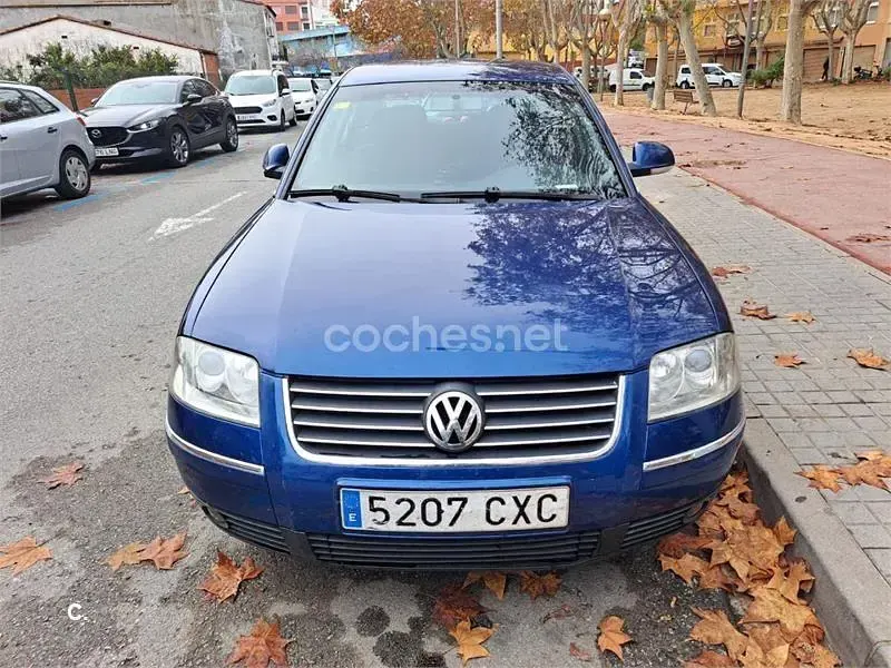 Usado VW Passat Edition 101 CV (74 kW) 2004 Azul Familiar
