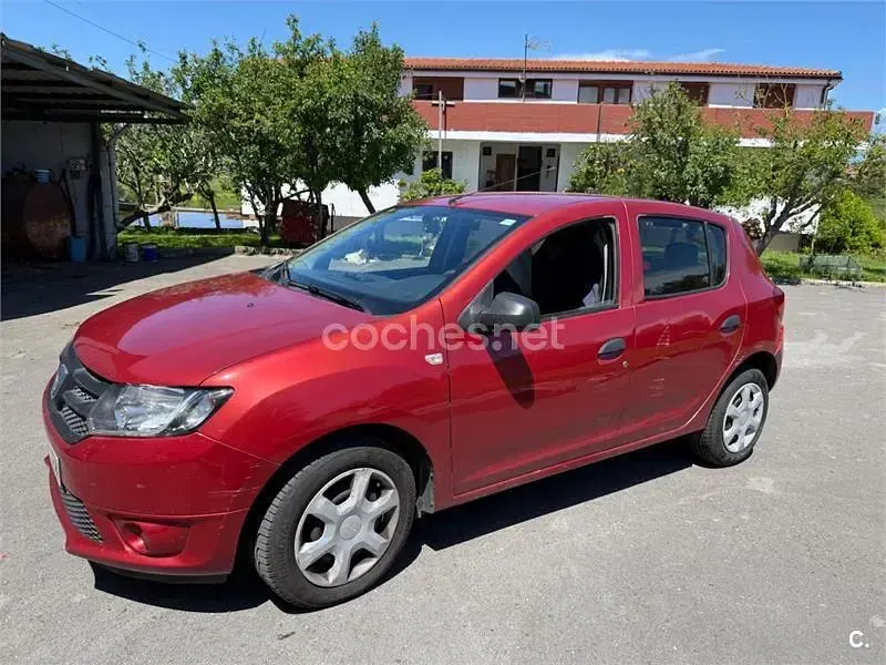 Usado Dacia Sandero Ambiance 75 CV (55 kW) 2014 Rojo Berlina
