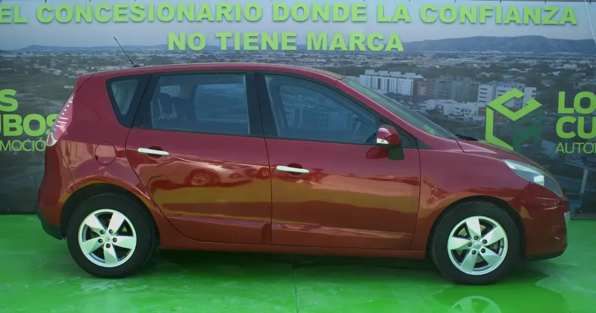 Usado Renault Scénic Dynamique 130 CV (95 kW) 2009 Rojo