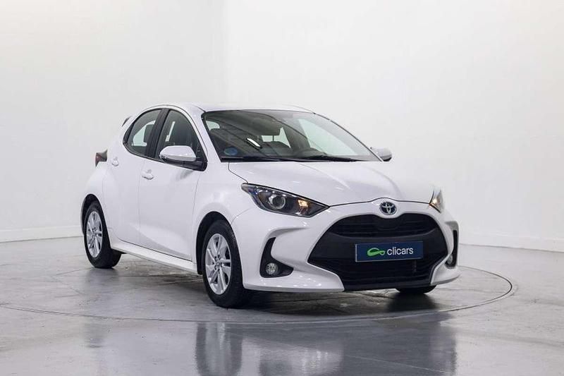 Usado Toyota Yaris Hybrid Business Edition 75 CV (55 kW) 2022 Blanco Berlina