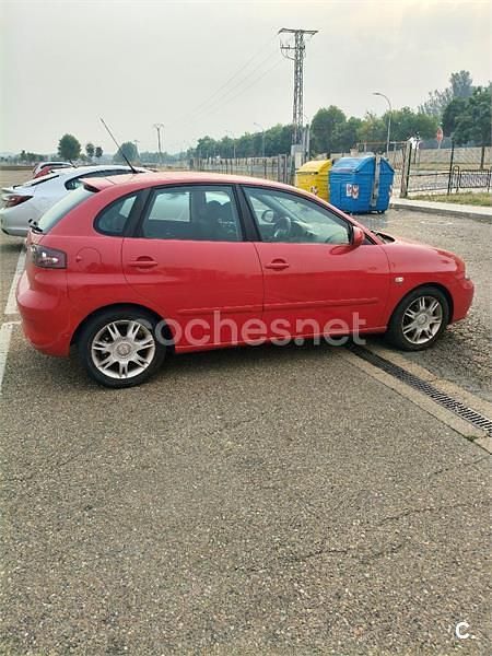 Usado Seat Ibiza Reference 100 CV (73 kW) 2006 Rojo Berlina