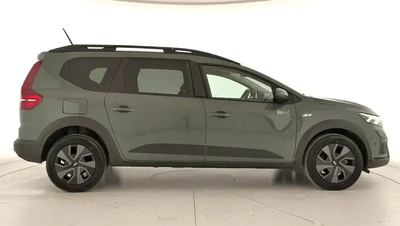Usado Dacia Jogger Expression 100 CV (73 kW) 2025 Verde Monovolumen