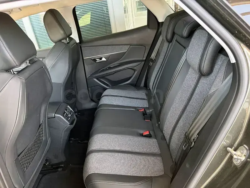 Usado Peugeot 3008 Allure 130 CV (95 kW) 2020 Marrón SUV