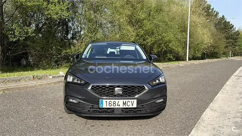 Usado Seat Leon Style 150 CV (110 kW) 2022 Gris / plata Familiar