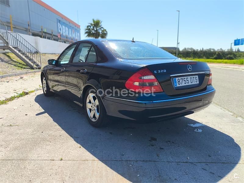 Usado Mercedes E320 Avantgarde 224 CV (164 kW) 2006 Azul Berlina