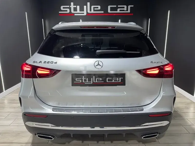 Usado Mercedes GLA220 190 CV (139 kW) 2024 Gris / plata SUV