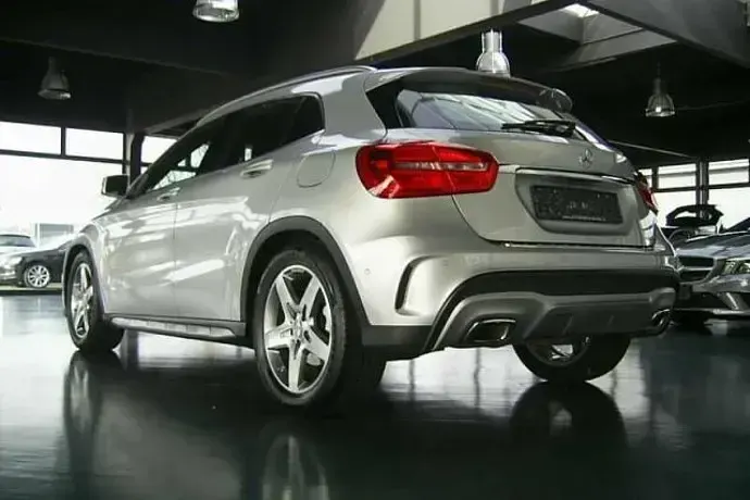 Usado Mercedes GLA180 122 CV (89 kW) 2016 Plateado SUV