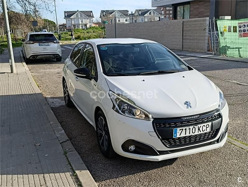 Usado Peugeot 208 Style 100 CV (73 kW) 2017 Blanco Utilitario