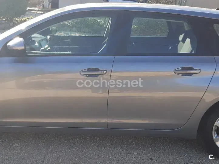 Usado Peugeot 308 SW Active 120 CV (88 kW) 2017 Gris / plata Familiar