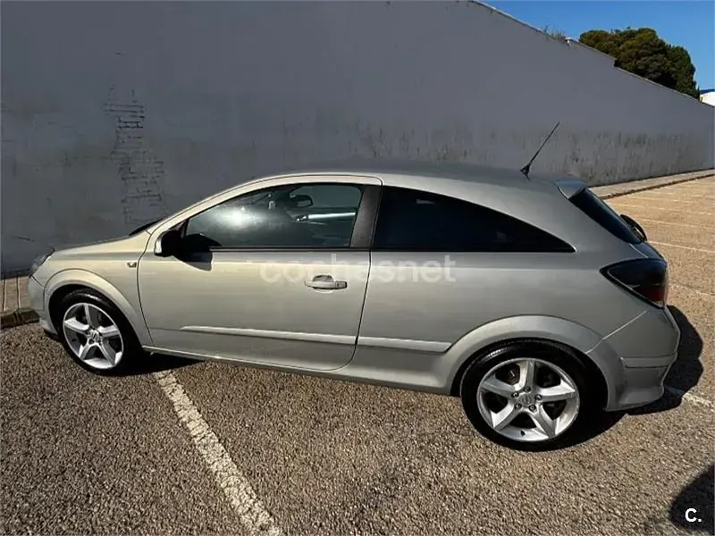 Usado Opel Astra GTC Sport 105 CV (77 kW) 2006 Blanco Berlina