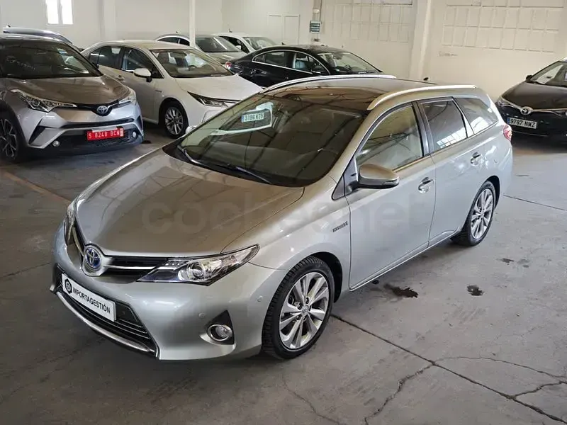 Usado Toyota Auris Hybrid Advance 136 CV (100 kW) 2014 Gris / plata Familiar