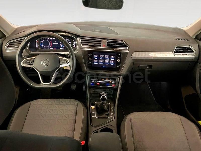Usado VW Tiguan Life 150 CV (110 kW) 2024 Gris / plata SUV