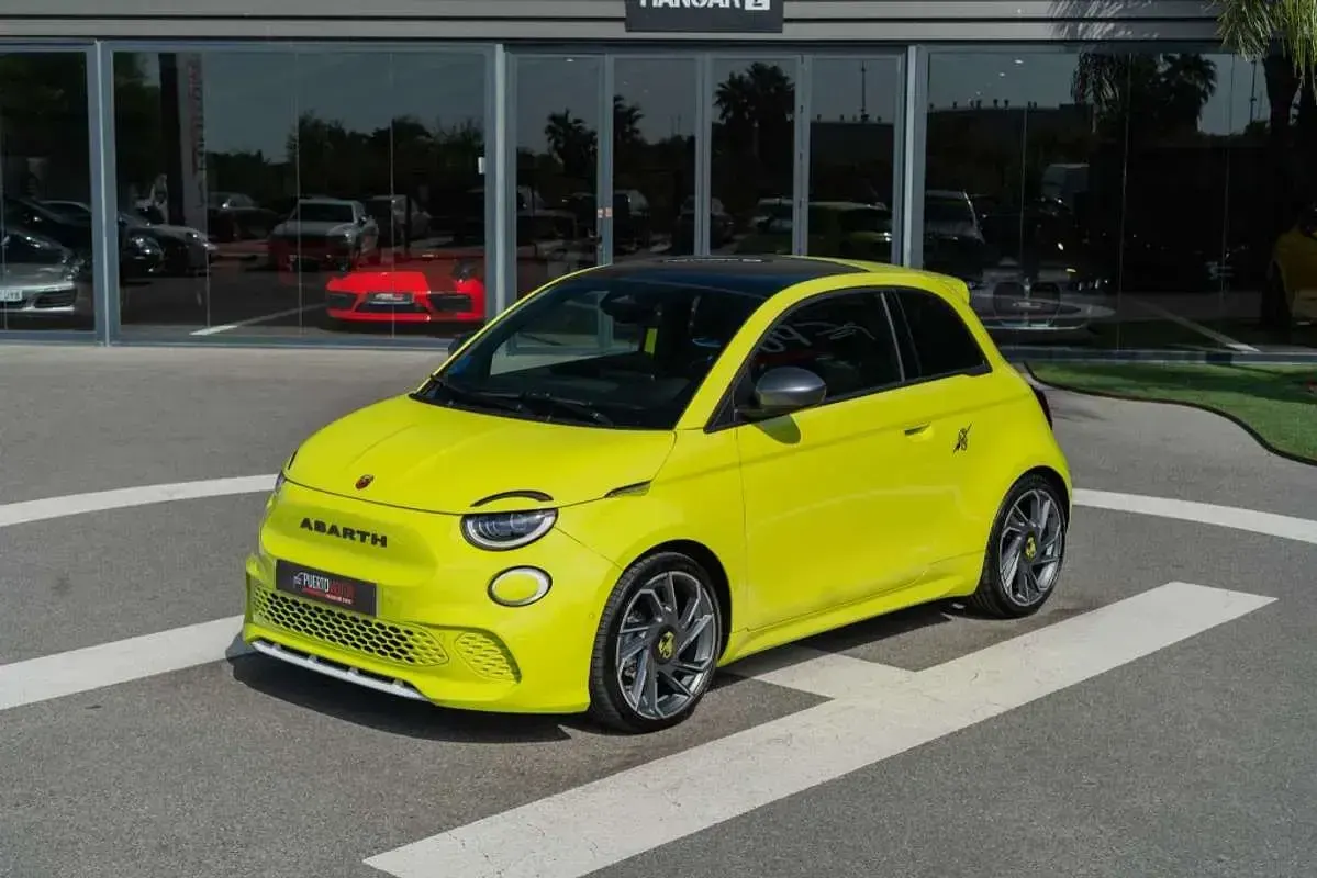 Usado Abarth 500C Scorpionissima 113 kW (154 CV) 2023 Amarillo Descapotable