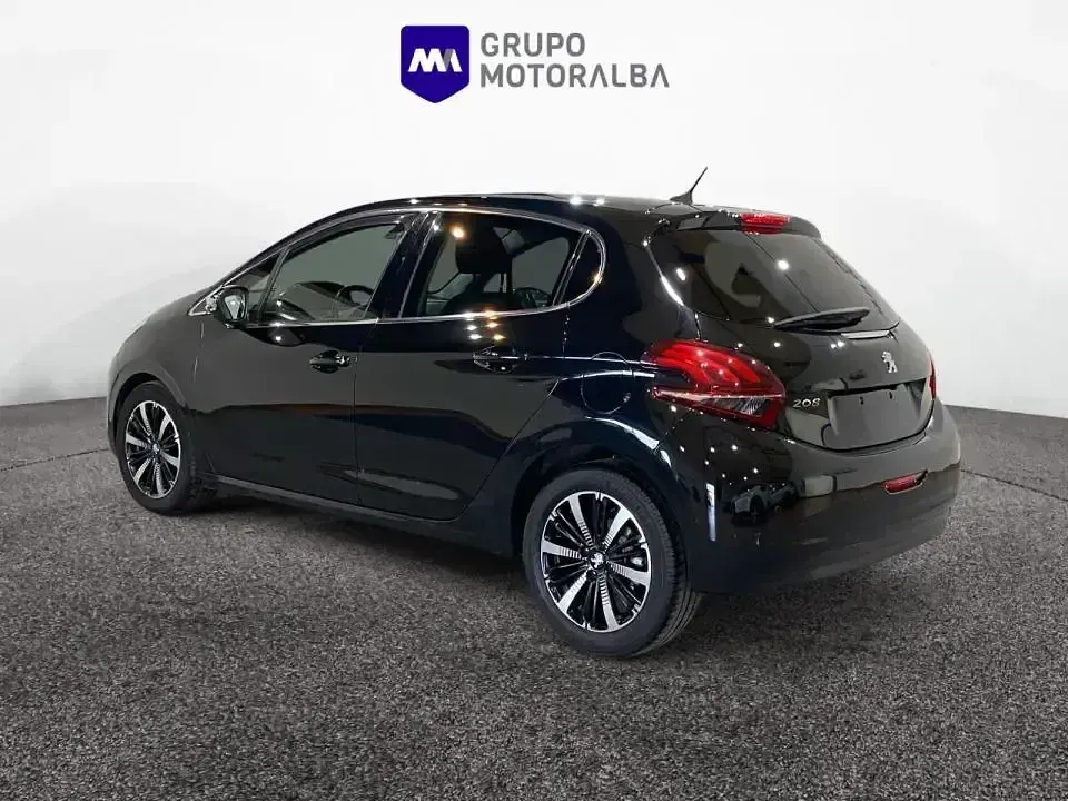 Usado Peugeot 208 99 CV (72 kW) 2018 Negro Utilitario