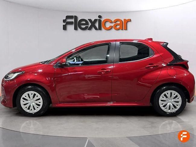 Usado Toyota Yaris Hybrid Active 116 CV (85 kW) 2023 Rojo