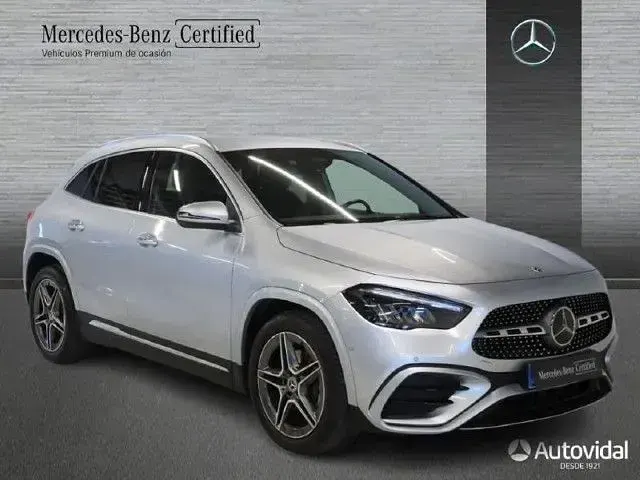 Usado Mercedes GLA200 150 CV (110 kW) 2025 Plata hightech SUV