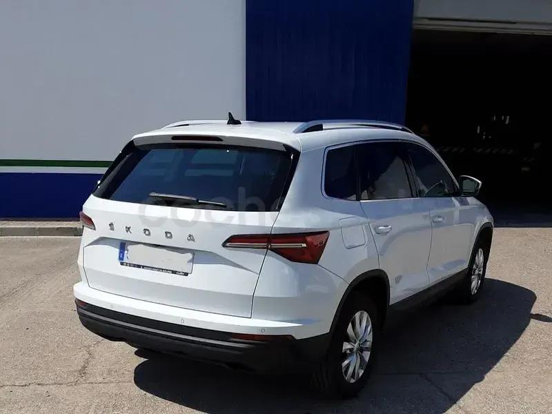 Usado Skoda Karoq Ambition 150 CV (110 kW) 2022 Blanco SUV