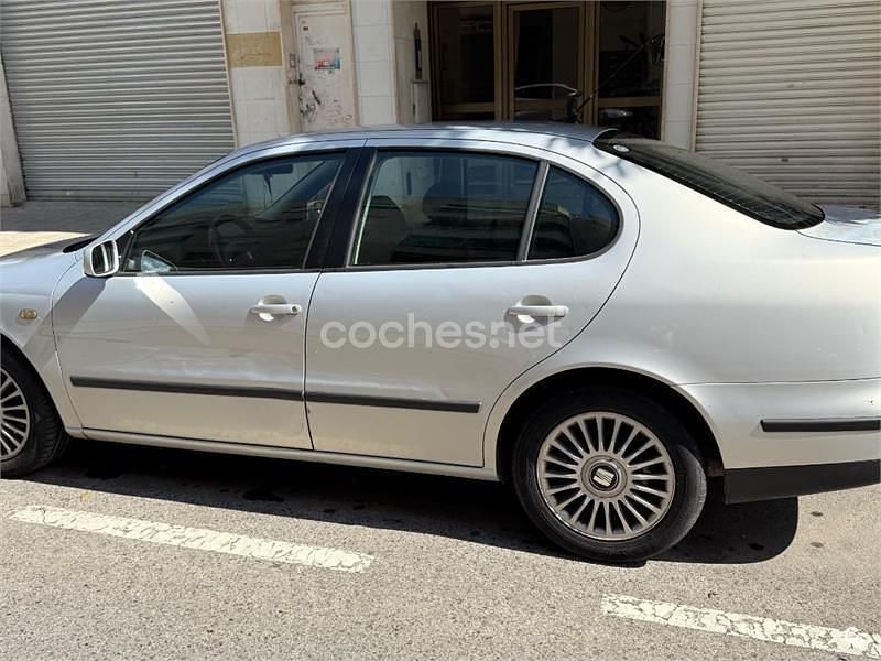 Usado Seat Toledo Sport 110 CV (80 kW) 1999 Gris / plata Berlina