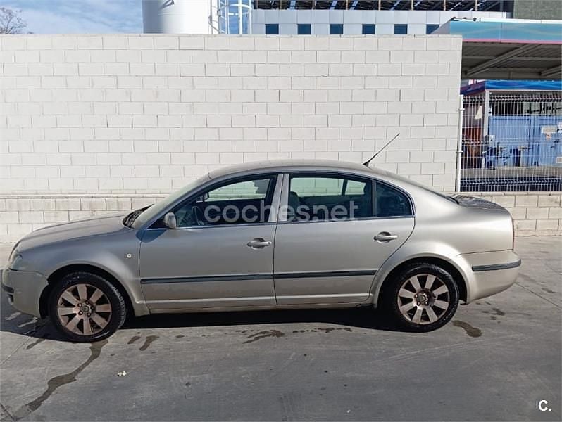 Beige Usado 2005 Skoda Superb Classic Berlina | 2500 € - Imagen 1/4