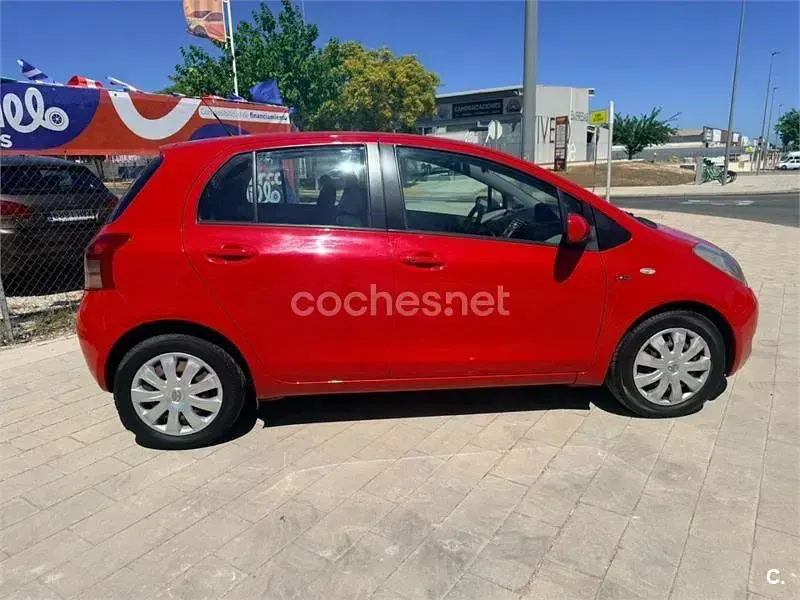 Usado Toyota Yaris 90 CV (66 kW) 2007 Rojo Utilitario