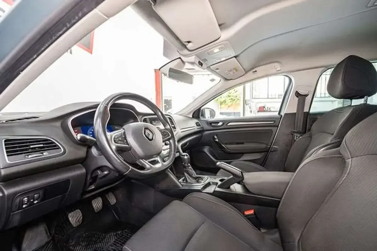 Usado Renault Mégane IV Intens 140 CV (102 kW) 2021 Plateado Utilitario