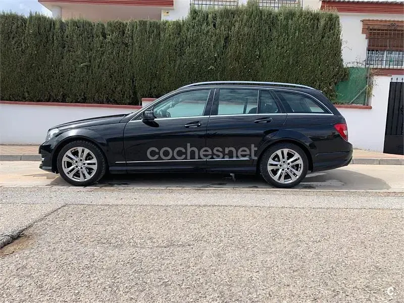 Usado Mercedes C200 136 CV (100 kW) 2013 Negro Familiar