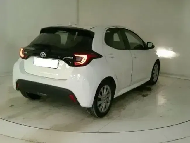 Begagnad Toyota Yaris Hybrid Active 116 HK (85 kW) 2022 Vit Halvkombi