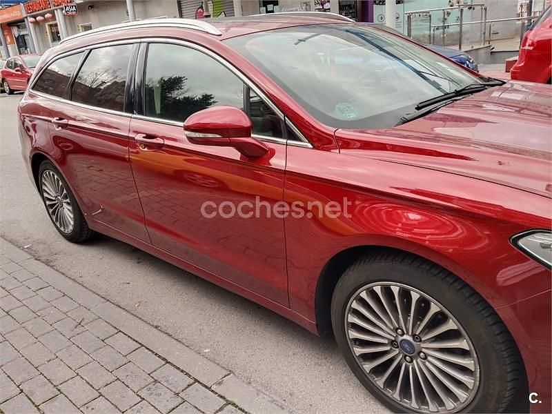 Usado Ford Mondeo Titanium 180 CV (132 kW) 2017 Granate Familiar