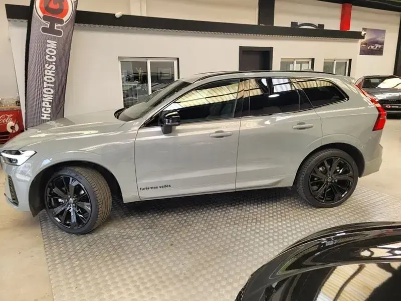 Usado Volvo XC60 Plus 250 CV (183 kW) 2025 Gris / plata SUV