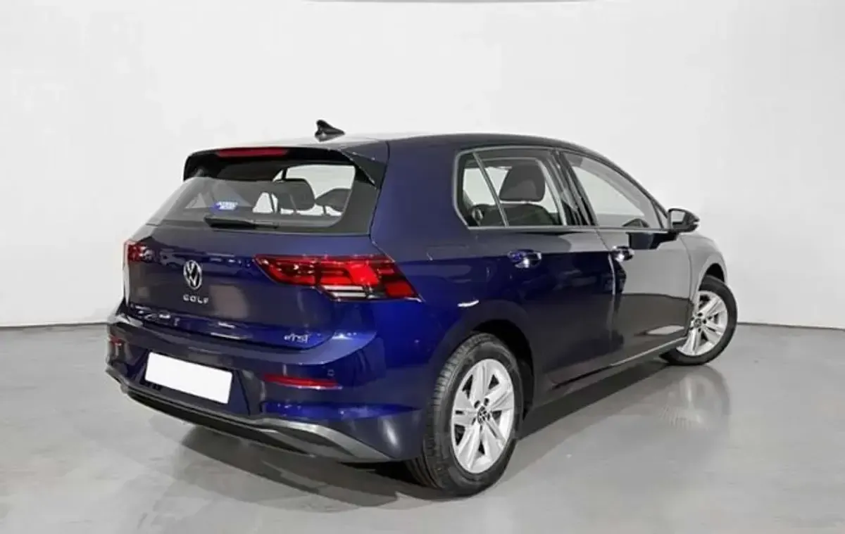 Usado VW Golf VIII 110 CV (80 kW) 2023 Azul Berlina