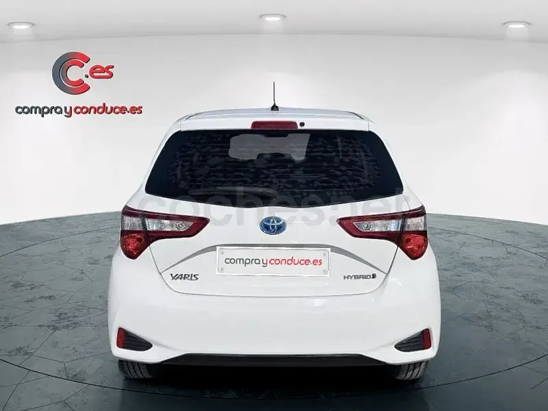 Usado Toyota Yaris Hybrid Active 100 CV (73 kW) 2018 Blanco Berlina