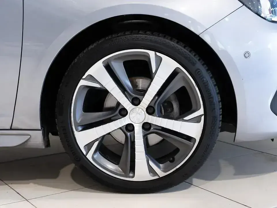 Usado Peugeot 308 GT 130 CV (95 kW) 2021 Gris Berlina