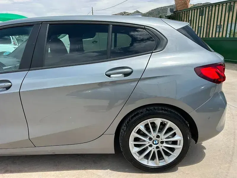 Usado BMW 116 Comfort Edition 116 CV (85 kW) 2023 Gris / plata Utilitario