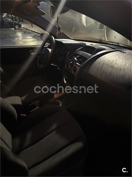 Usado Renault Mégane Dynamique 80 CV (58 kW) 2002 Rojo Berlina