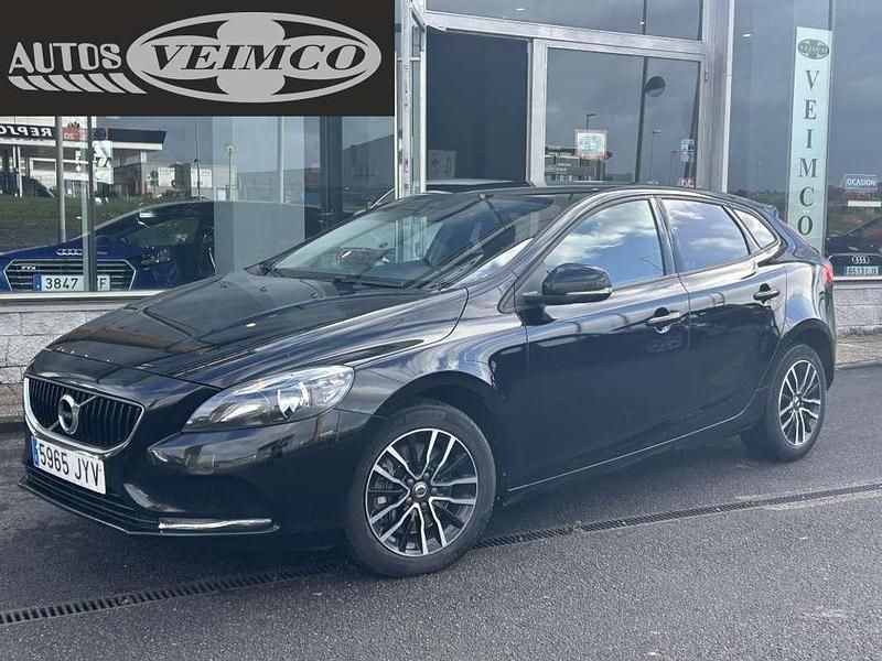 Negro Usado 2017 Volvo V40 Momentum Utilitario | 13.950 € (Precio justo) - Imagen 1/4