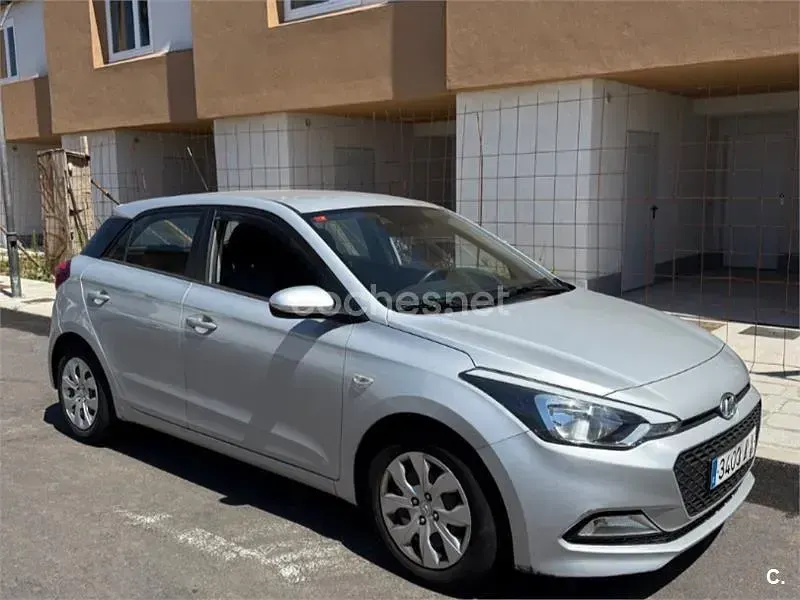 Usado Hyundai i20 Active 100 CV (73 kW) 2016 Gris / plata Berlina