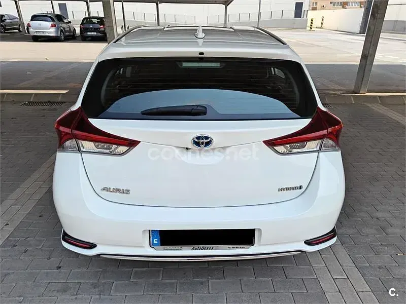 Usado Toyota Auris Hybrid Business Edition 136 CV (100 kW) 2019 Blanco Berlina