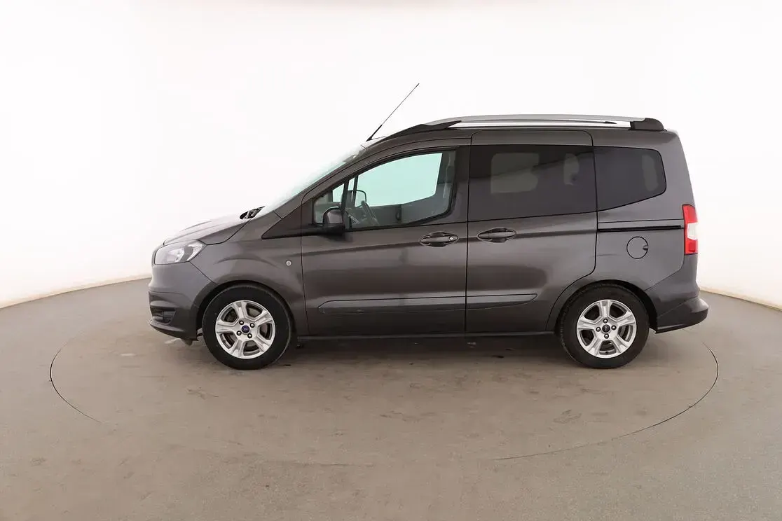 Usado Ford Tourneo Courier Trend 100 CV (73 kW) 2017 Gris Monovolumen