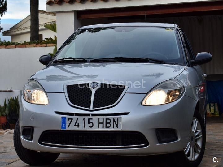Usado Lancia Ypsilon 75 CV (55 kW) 2011 Gris / plata Utilitario
