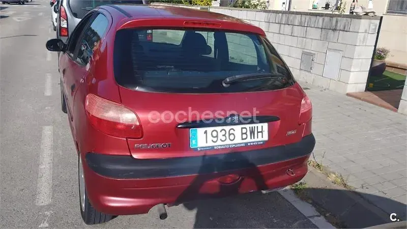 Usado Peugeot 206 75 CV (55 kW) 2002 Rojo Berlina